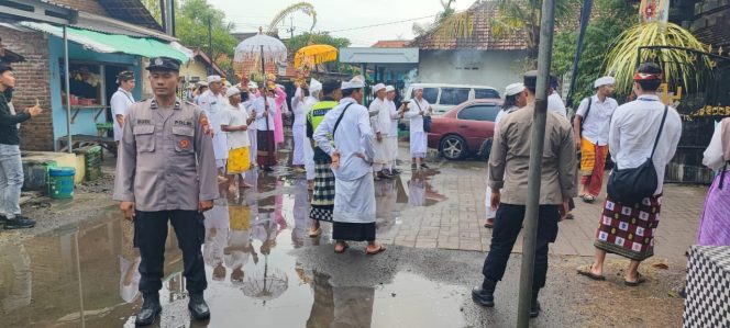 
 Polsek Krembung Gelar Pengamanan Terpadu untuk Mengawal Kekhidmatan Upacara Piodalan di Pura Penataran Agung Margo Wening