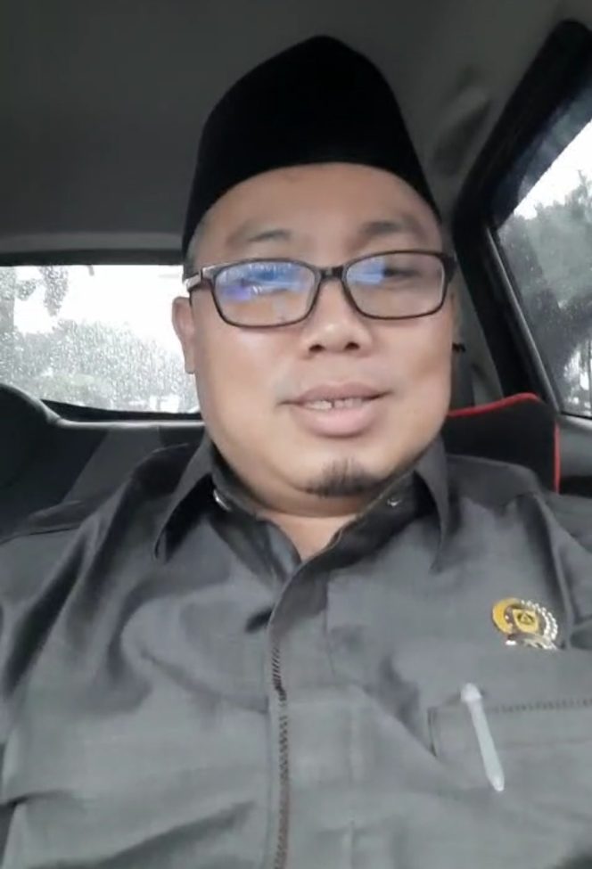 
 Dewan Ahmad Fahtoni Memberikan selamat kepada Ketua karangtaruna terpilih Dimas Anugrah.