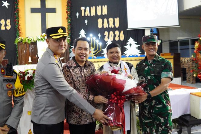 
 Gus Fawait Turun Langsung Melakukan Pemantauan Perayaan Natal di Sejumlah Gereja di Dampingi Oleh Dandim dan Kapolres
