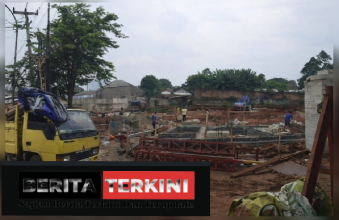
 Pembangunan Sarana Olah Raga Kolam Renang  dan lapangan Padel milik PT Tatamasa di Jalan Alternatif Cibubur,di duga belum ada ijin. 
