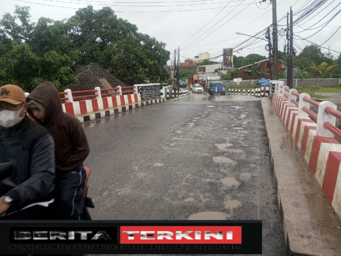 
 Baru Seumur Jagung, Jembatan kali Cibarengkok sudah Sangat Memperhatinkan bagi Pengguna jalan. 