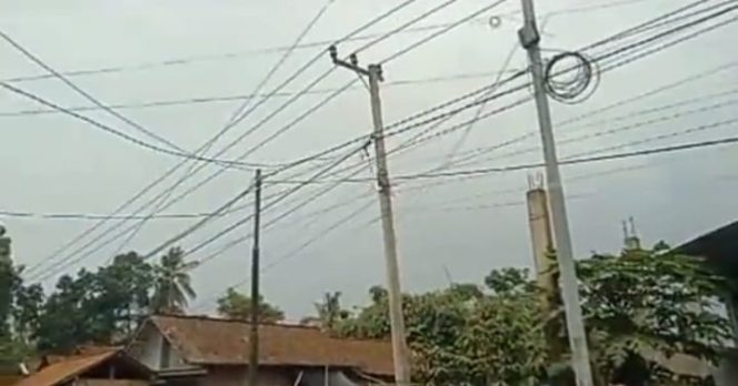 
 Diduga Tak Ada Ijin Kabel WIFi Ilegal di Desa Kemuning Lor Kian Menjamur