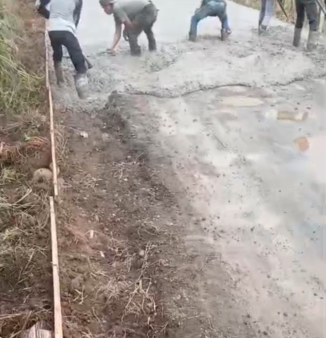 
 Di Duga PT. Integra Cipta Karya, melakukan kegiatan Pengecoran jalan tidak Sesuai Standart Oprasional prosedur di Desa Cibadak.