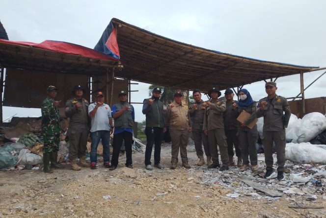 
 Pemdes Cikahuripan Beserta Satpol PP kecamatan klapanunggal, Babinsa Mendatangi pengelolaan Pembakaran sampah.